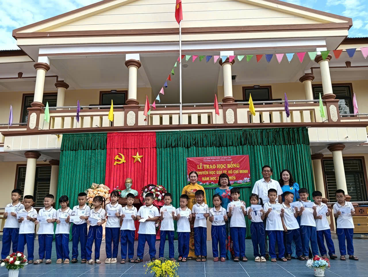 Quỹ QSF trao tặng học bổng cho giáo viên và học sinh.